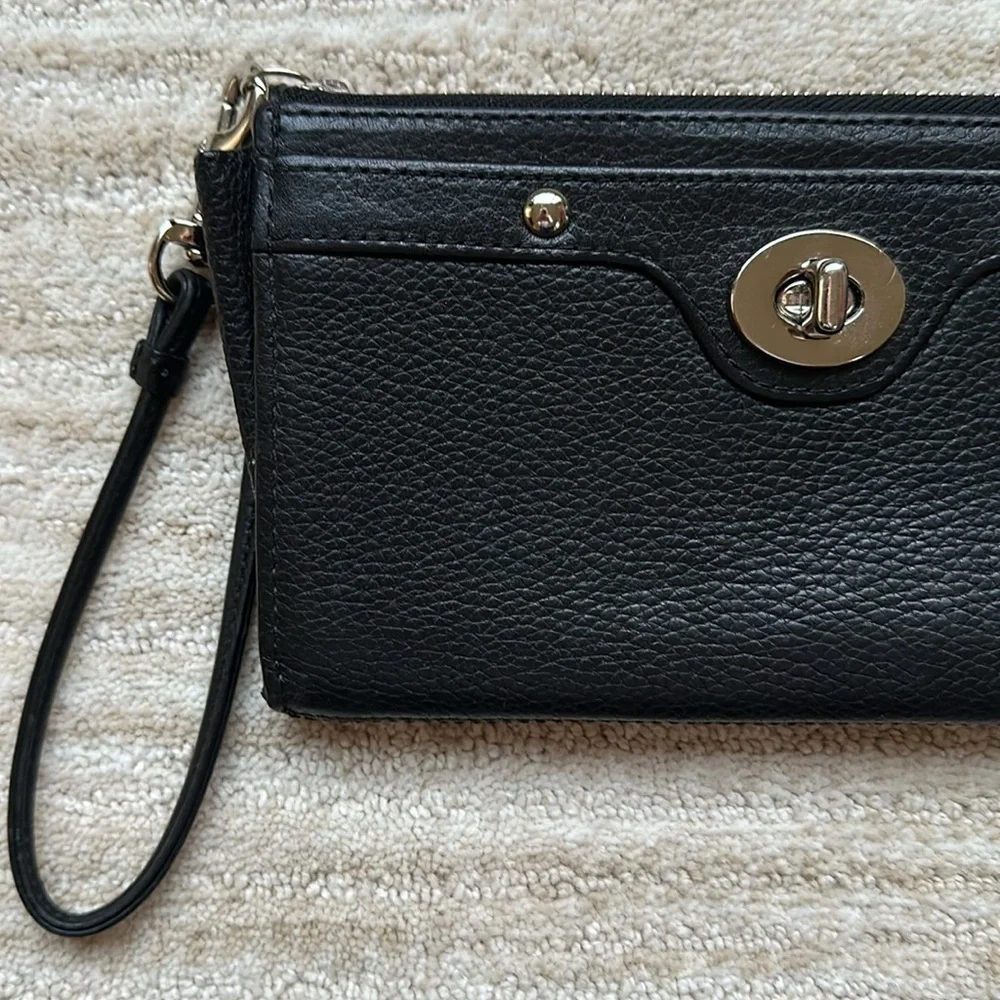 COACH Penelope Zippy Wristlet Pebbled Leather Twist Lock Black Silver Zip Wallet